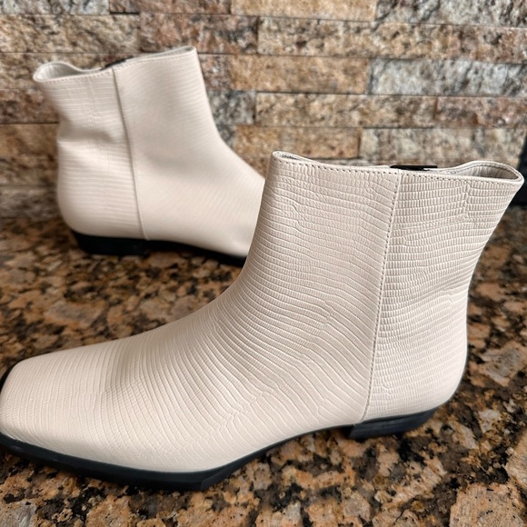 Frame Boots Women’s Le Maddox Leather Ankle Bootie in BEIGE LIZARD - Picture 3 of 8